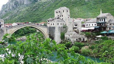 Le pont de Mostar-Détruit par les bombardements Croates de 1993, aujourd'hui reconstruit.